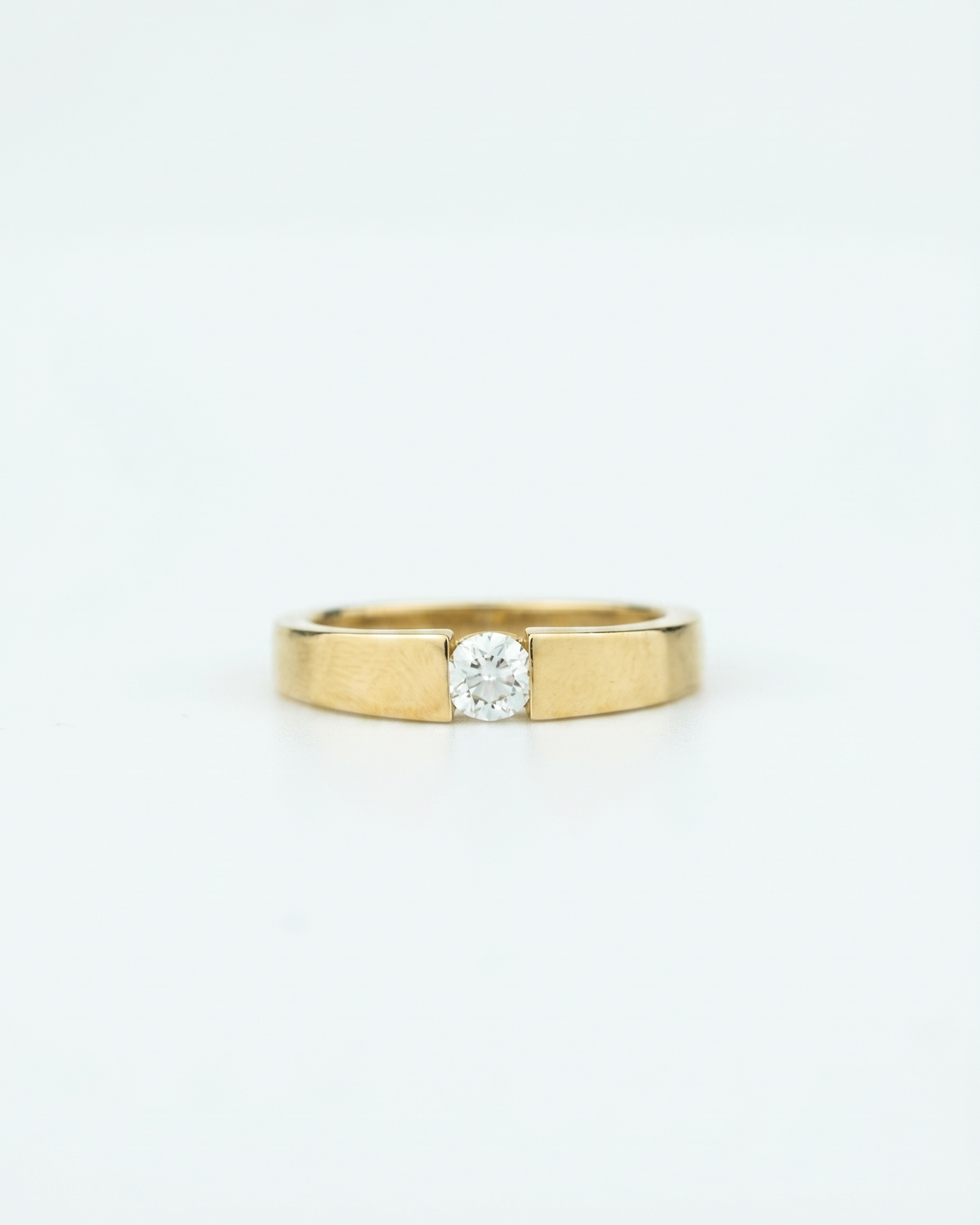 Round Diamond 18K Gold Bold Ring