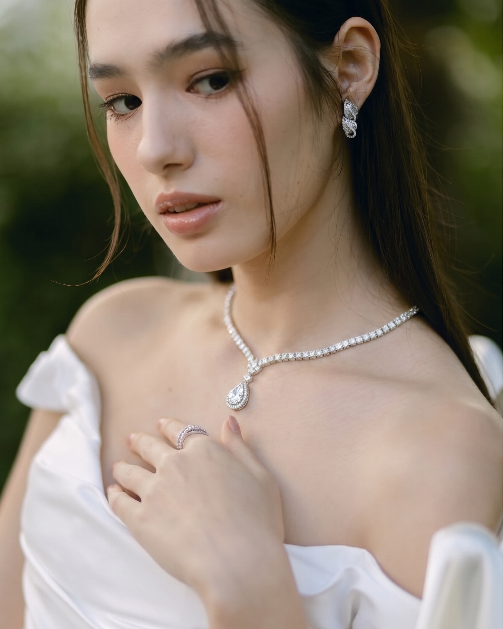 V shaped tennis necklace with pear shaped pendant