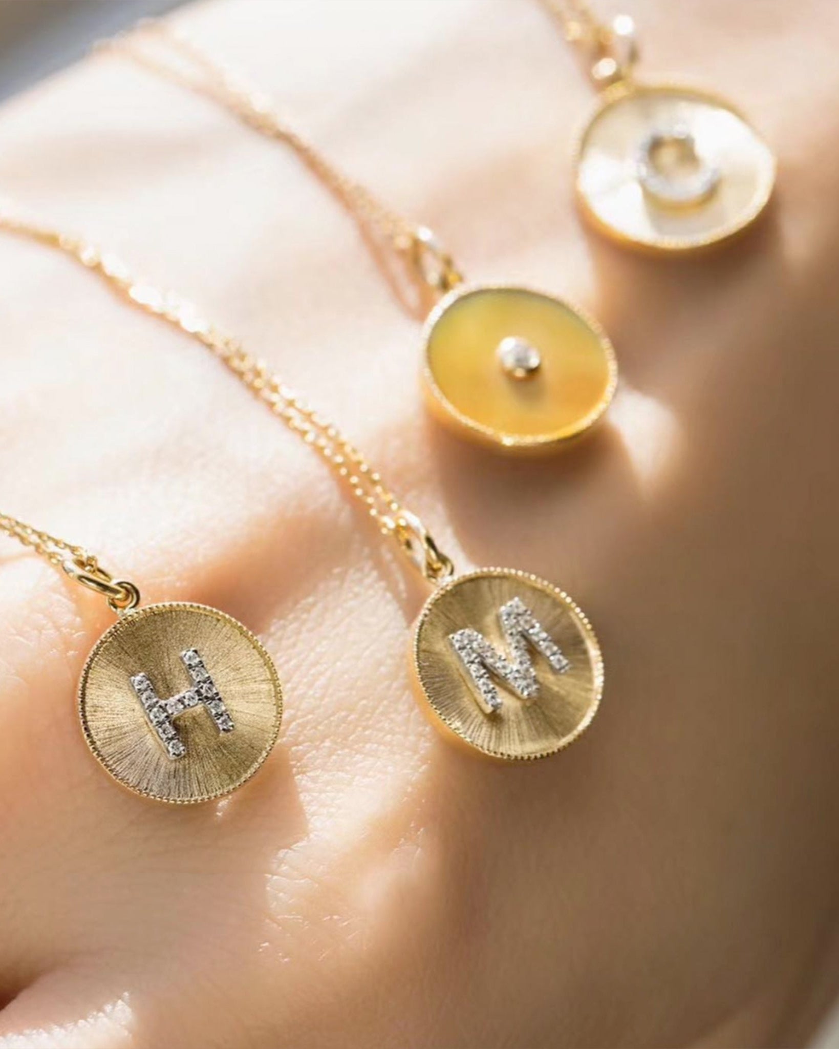 Brush-style Diamond Alphabet Necklace (Round-shpaed)
